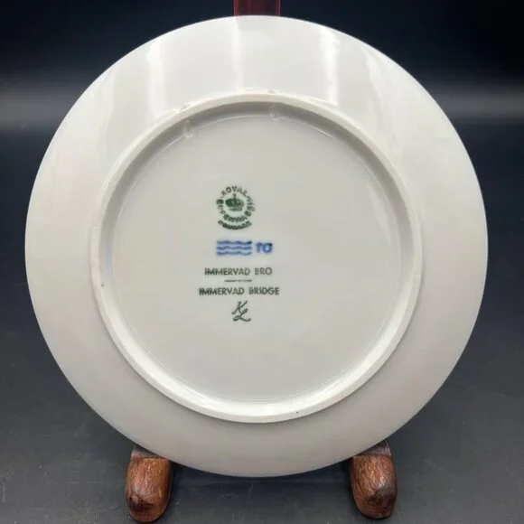 Royal Copenhagen 1977 Christmas Plate - Picture 2 of 4